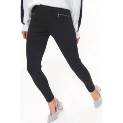 Legginsy z suwakami. Szare legginsy damskie wyszczuplające Top Secret, bez wzorów, z dzianiny. W wyprzedaży za 29,99 zł.