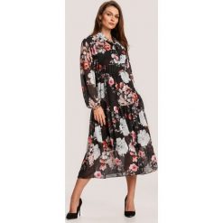 Czarna Sukienka Ynisorin. Czarne sukienki damskie Renee, uniwersalny, bez wzorów, bez kołnierzyka, bez rękawów, midi. Za 179,99 zł.