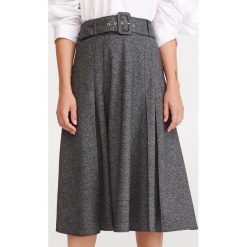 Rozkloszowana spódnica - Wielobarwny. Spódniczki damskie Reserved, bez wzorów, rozkloszowane. W wyprzedaży za 79,99 zł.