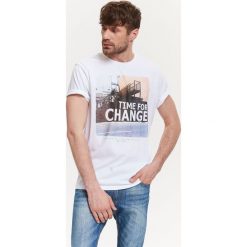 T-shirty męskie: T-SHIRT MĘSKI Z BOCZNYMI ROZCIĘCIAMI I NADRUKIEM