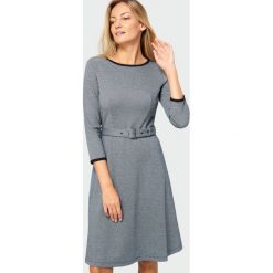 Sukienka w drobną kratę. Sukienki damskie Greenpoint, bez wzorów, z elastanu, bez kołnierzyka, bez rękawów. Za 129,99 zł.
