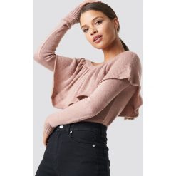 NA-KD Boho Sweter na jedno ramię - Pink. Niebieskie swetry klasyczne damskie marki NA-KD Boho, na imprezę, w koronkowe wzory, z koronki, boho, na ramiączkach, mini. Za 80,95 zł.