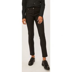 Marciano Guess - Spodnie. Czarne spodnie materiałowe damskie MARCIANO GUESS, z aplikacjami, z elastanu. W wyprzedaży za 349,90 zł.