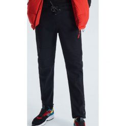 Jeansowe joggery z kolekcji Apollo/Soyuz - Czarny. Czarne spodnie męskie Cropp, m, bez wzorów, z jeansu. Za 139,99 zł.