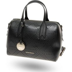 TOREBKA Emporio Armani. Czarne torebki worki damskie Emporio Armani, w paski, ze skóry ekologicznej, na ramię, z nadrukiem, z aplikacjami. Za 692,30 zł.