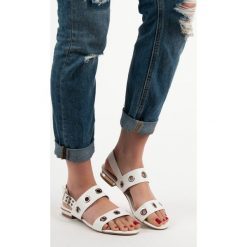 CASUALOWE BIAŁE SANDAŁY. Białe sandały damskie KYLIE, bez wzorów, bez obcasa, bez zapięcia. Za 52,90 zł.