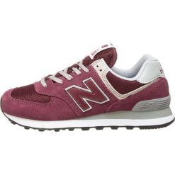 Sneakersy w kolorze bordowym. Czerwone trampki i tenisówki damskie New Balance, bez wzorów, na sznurówki. W wyprzedaży za 269,95 zł.