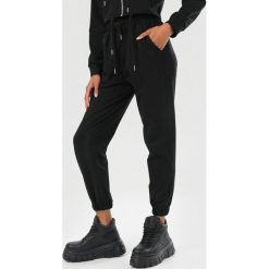 Czarne Spodnie Rhelira. Czarne spodnie damskie Born2be, s, z dresówki. Za 99,99 zł.