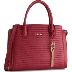 Torebka LIU JO - M Satchel 69040 E0040 Beauty Red X0198. Czerwone torebki klasyczne damskie Liu Jo, bez wzorów, ze skóry ekologicznej, klasyczne, duże, bez dodatków. Za 689,00 zł.