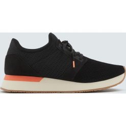 Czarne buty sportowe z siateczką. Czarne buty sportowe damskie marki Pull&Bear. Za 49,90 zł.