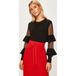 Red Valentino - Sweter. Czarne swetry damskie Red Valentino, s, bez wzorów, z wiskozy, z krótkim rękawem, krótkie, bez kaptura. W wyprzedaży za 1299,00 zł.