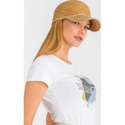 CZAPKA Emporio Armani. Żółte czapki damskie Emporio Armani, z aplikacjami, ze skóry. Za 755,10 zł.