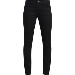 H.I.S MONROE Jeansy Slim Fit black denim. Czarne jeansy damskie marki H.I.S, z elastanu. W wyprzedaży za 209,40 zł.