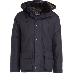 Barbour Kurtka przejściowa navy. Niebieskie kurtki męskie przejściowe Barbour, l, z bawełny. W wyprzedaży za 734,50 zł.