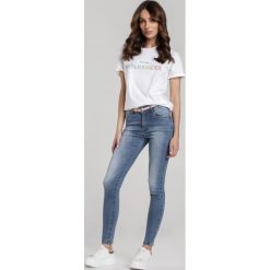 Niebieskie Jeansy Slim Coastline. Niebieskie jeansy damskie Renee, bez wzorów, z jeansu. Za 79,99 zł.