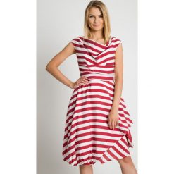 Rozkloszowana sukienka w pasy z dwuwarstwowym dołem RABARBAR. Czerwone sukienki damskie RABARBAR, na co dzień, w paski, z tkaniny, eleganckie, z asymetrycznym kołnierzem, bez rękawów, asymetryczne. W wyprzedaży za 190,00 zł.