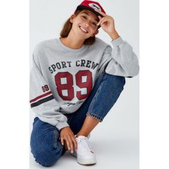 Bluza college z numerem. Szare bluzy damskie marki Pull&Bear. Za 89,90 zł.