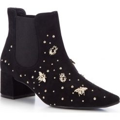 Buty damskie. Czarne botki damskie Wittchen, ze skóry, bez obcasa, na słupku, bez zapięcia. W wyprzedaży za 404,51 zł.