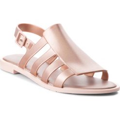 Sandały MELISSA - Boemia Shine Ad 32398 Pink/Metallic Pink 52902. Różowe klapki damskie Melissa, bez wzorów, z tworzywa sztucznego, bez obcasa, na obcasie. W wyprzedaży za 199,00 zł.