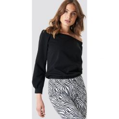 NA-KD Bluza z odkrytymi ramionami - Black. Czarne bluzy damskie NA-KD, z materiału. Za 161,95 zł.