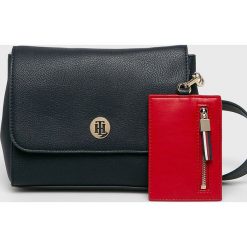 Tommy Hilfiger - Torebka AW0AW07309. Niebieskie listonoszki damskie TOMMY HILFIGER, w paski, ze skóry ekologicznej, na ramię, bez dodatków. W wyprzedaży za 379,90 zł.