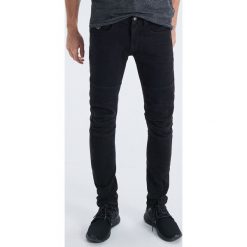 Jeansy slim - Czarny. Czarne jeansy męskie marki Cropp, m, bez wzorów. Za 149,99 zł.