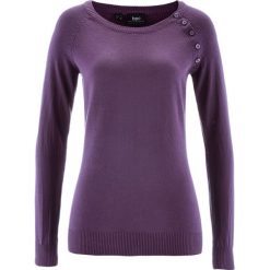 Sweter z plisą guzikową bonprix jagodowy. Fioletowe swetry klasyczne damskie marki bonprix, z dzianiny, z okrągłym kołnierzem. Za 74,99 zł.