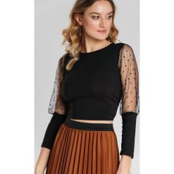 Czarna Bluzka Larkin. Czarne bluzki damskie Renee, s, bez wzorów, z dzianiny, z okrągłym kołnierzem, z długim rękawem. Za 59,99 zł.