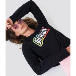 Galore x NA-KD Bluza Girl Cult - Black. Czarne bluzy damskie marki Galore x NA-KD, z nadrukiem, bez rękawów, bez kaptura. W wyprzedaży za 70,97 zł.