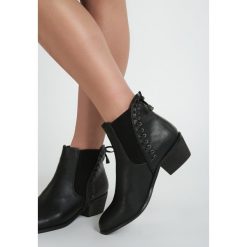 Czarne Botki Woodridge. Czarne botki damskie Renee, z dzianiny, bez obcasa, na obcasie, bez zapięcia. Za 139,99 zł.