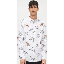 Koszula Looney Tunes - Biały. Białe koszule męskie Cropp, s, bez wzorów, bez kołnierzyka, bez rękawów. W wyprzedaży za 51,99 zł.