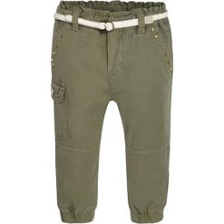Spodnie w kolorze khaki. Brązowe spodnie niemowlęce w paski, z bawełny. W wyprzedaży za 77,95 zł.