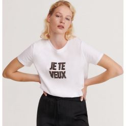 T-shirt ze strukturalnym napisem - Biały. Białe t-shirty damskie Reserved, s, z napisami, bez kołnierzyka. Za 49,99 zł.