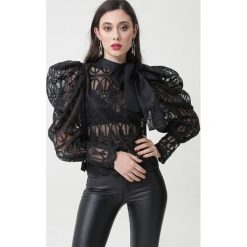 Czarna Bluzka Talk Of Dreams. Czarne bluzki damskie Born2be, s, bez wzorów, z koronki, klasyczne, ze stójką, z długim rękawem. Za 119,99 zł.