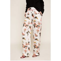 Pepe Jeans - Spodnie. Białe spodnie damskie Pepe Jeans, s, bez wzorów, z poliesteru, casualowe. W wyprzedaży za 139,90 zł.