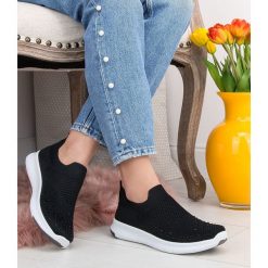 Buty sportowe damskie Skotnicki T-3-0558 Czarne. Czarne buty sportowe damskie SKOTNICKI, bez wzorów, z tkaniny, sportowe. Za 69,00 zł.