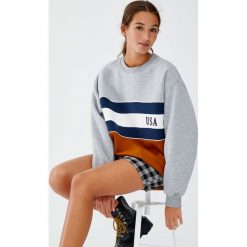 Szara bluza college z panelem w kolorze ochry. Szare bluzy damskie marki Pull&Bear. Za 89,90 zł.