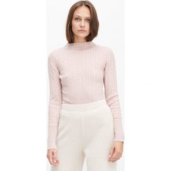 Sweter z ozdobnym splotem - Różowy. Różowe swetry damskie Reserved, s, bez wzorów, ze splotem, bez rękawów, bez kaptura. Za 79,99 zł.