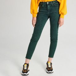 Jeansy ze średnim stanem - Zielony. Zielone jeansy damskie Cropp. W wyprzedaży za 39,99 zł.