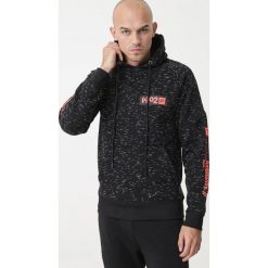Czarna Bluza Warden. Czarne bluzy męskie Born2be, xl, z nadrukiem, z dzianiny, sportowe, z kapturem, bez rękawów, z kapturem. Za 89,99 zł.
