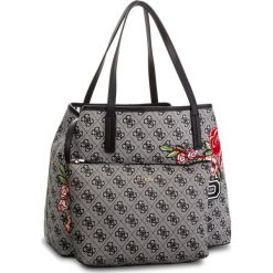 Torebka GUESS - HWSE69 95230 BKF. Szare torebki klasyczne damskie Guess, z aplikacjami, ze skóry ekologicznej, duże. Za 649,00 zł.
