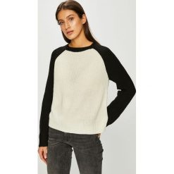 Noisy May - Sweter. Białe swetry damskie Noisy May, s, bez wzorów, z dzianiny, z krótkim rękawem, krótkie, bez kaptura. W wyprzedaży za 49,90 zł.