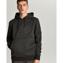Sweter z kapturem o sportowym kroju - Czarny. Czarne swetry męskie Cropp, s, bez wzorów, sportowe, z kapturem, z kapturem. Za 89,99 zł.