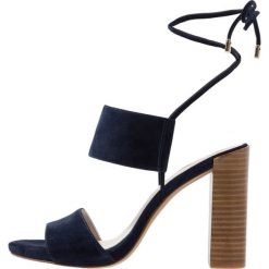 Rzymianki damskie: Kenneth Cole New York DESS Sandały na obcasie marine