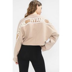 Bluzy damskie: Ivy Park LOGO TAPE CROP CREW Bluza sand