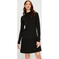 Trussardi Jeans - Sukienka. Czarne sukienki damskie Trussardi Jeans, na co dzień, s, bez wzorów, z bawełny, casualowe, z okrągłym kołnierzem, z długim rękawem, długie, mini, proste. W wyprzedaży za 479,90 zł.