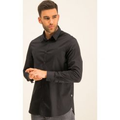 Koszula Guess M01H25 W7ZK0. Czarne koszule męskie Guess, m, z aplikacjami, z elastanu, casualowe, bez kołnierzyka, bez rękawów. W wyprzedaży za 179,00 zł.