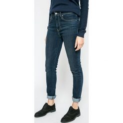Levi's - Jeansy 721. Czerwone jeansy damskie marki Levi's®, z elastanu, z podwyższonym stanem. W wyprzedaży za 229,90 zł.