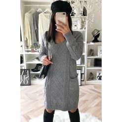 Sukienka DIGOLA GREY. Szare sukienki damskie Sukienka DIGOLA GREY, uniwersalny, bez wzorów, z dzianiny, bez kołnierzyka, z długim rękawem, długie, mini. W wyprzedaży za 59,00 zł.