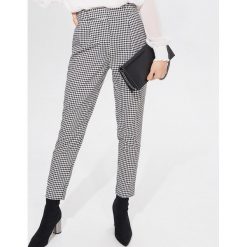 Spodnie carrot fit w kratę - Wielobarwny. Spodnie damskie Mohito. Za 139,99 zł.